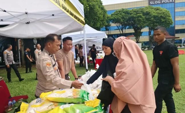 Polri Salurkan Puluhan Ribu Kantong Beras Murah di Jakarta Timur Lewat Gerakan Pangan Murah