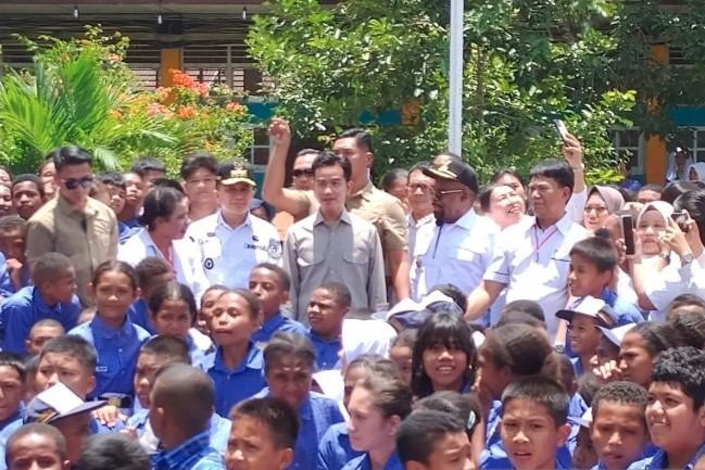Siswa SMP Negeri 2 Sentani Sambut Wapres Gibran dengan Antusias saat Tinjau Program Makan Bergizi Gratis
