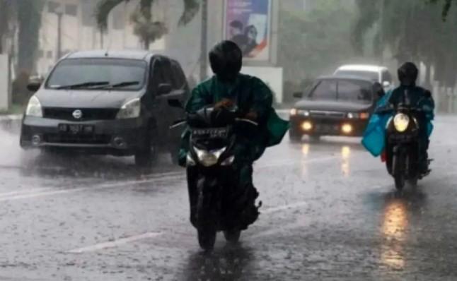 BMKG: Mayoritas Kota Besar Berpotensi Diguyur Hujan, BNPB Ingatkan Waspada Banjir