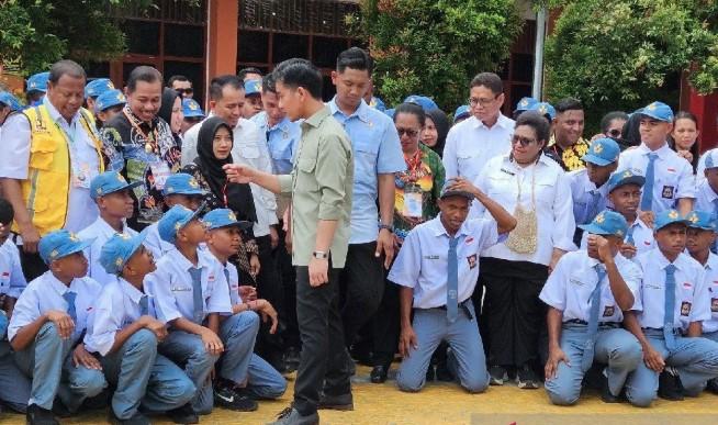 Wapres Gibran Apresiasi Fasilitas Sekolah Rakyat 29 Jayapura dan Beri Motivasi kepada Siswa
