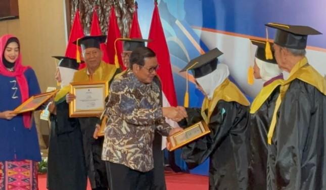 Gubernur DKI Jakarta Sebut Sekolah Lansia Jadi Kebutuhan Masa Depan, 1.618 Peserta Diwisuda di TMII