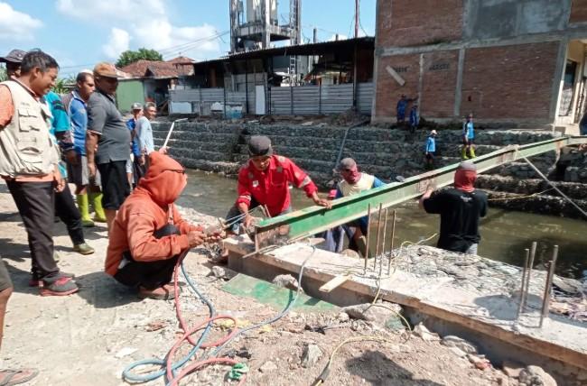 Jembatan Sementara Karang Kemong Dibangun Usai Banjir, Jadi Akses Vital Warga dan Pelajar