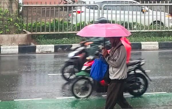 BMKG Prakirakan Hujan Petir Guyur Jakarta pada Kamis Sore
