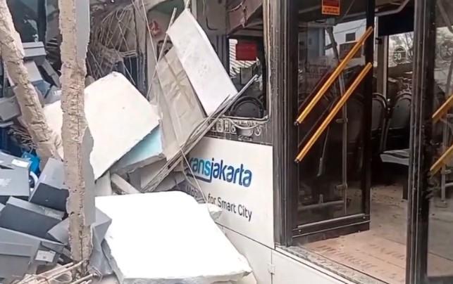 Bus Transjakarta Tabrak Empat Ruko di Pulogebang, Sejumlah Orang Luka-Luka