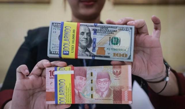 Rupiah Melemah ke Rp16.571 per Dolar AS, Tertekan Rebound Dolar dan Sentimen Domestik