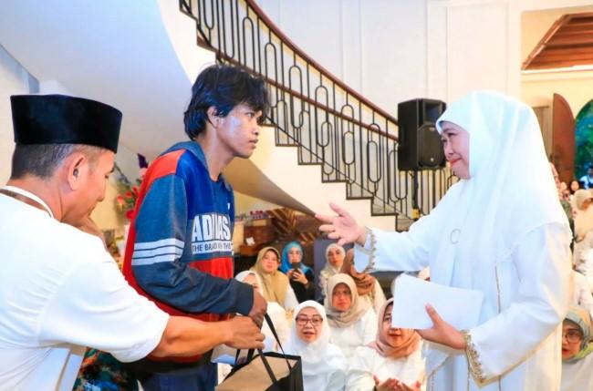 Gubernur Khofifah Serahkan Santunan untuk Korban Kebakaran Jemur Wonosari, Janji Ganti Tabungan Musisi Jalanan