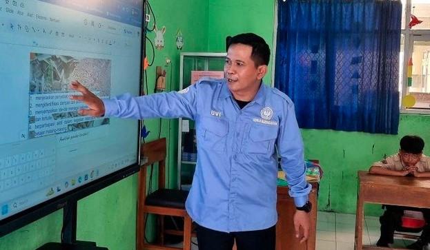 Presiden Prabowo Salurkan Layar Interaktif ke Sekolah, Dorong Digitalisasi dan Atasi Learning Loss