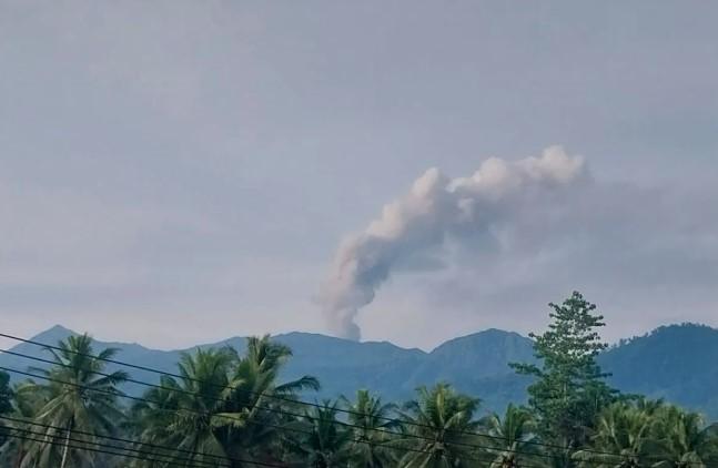 Asap Putih Tebal Muncul dari Gunung Dukono, PGA Pastikan Bukan Letusan