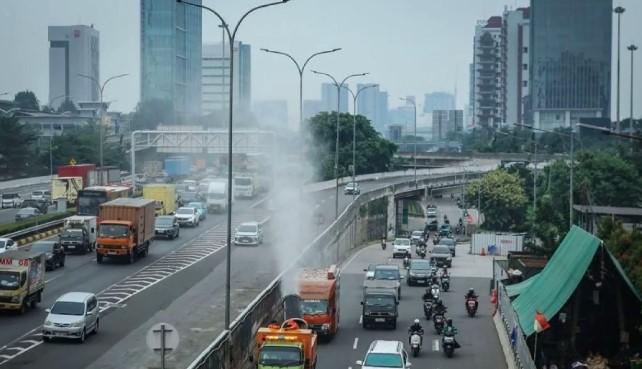 DLH Semprot Kabut Air di Jalur Padat Fatmawati–TB Simatupang untuk Kurangi Polusi Udara Jakarta
