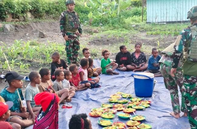 Satgas Yonif 521/DY Gelar Program Makan Bergizi untuk Anak-Anak Pedalaman Papua, Pererat Kebersamaan dan Kesehatan