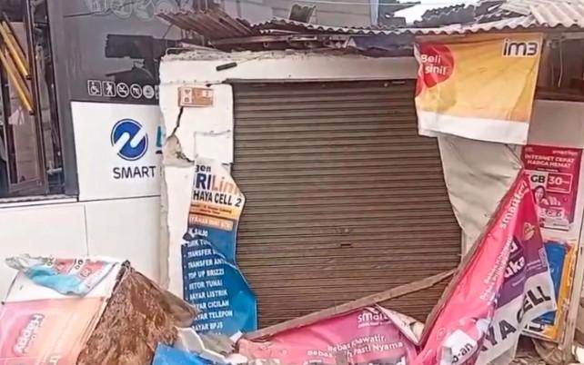 Bus Transjakarta Tabrak Rumah Warga di Cakung, Seorang Ibu Terluka Saat Lindungi Anaknya