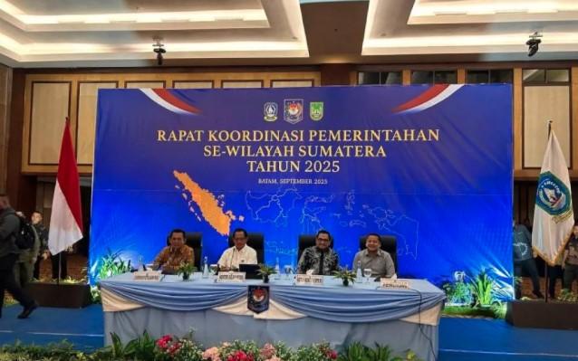Mendagri Tito Karnavian Pimpin Rakor Pemerintahan se-Sumatera 2025 di Batam