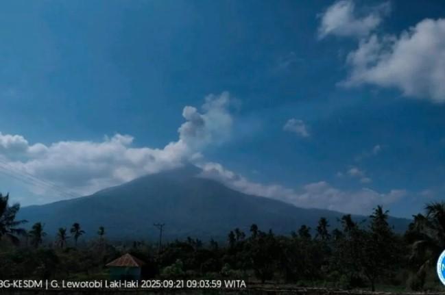 Gunung Lewotobi Laki-laki Erupsi Tiga Kali, Masyarakat Diimbau Waspadai Abu dan Lahar Hujan