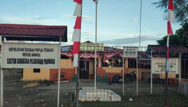 Mapolsek Pelabuhan Pomako Rusak Parah Usai Massa Serang Akibat Kecelakaan Lalu Lintas