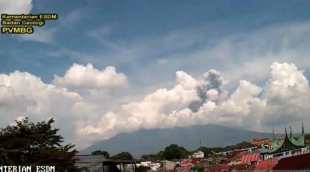 Erupsi Gunung Marapi Munculkan Kolom Abu Setinggi 1.000 Meter, Warga Diminta Waspada Banjir Lahar Dingin