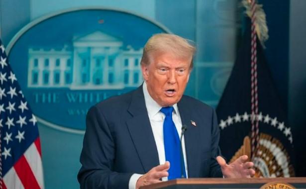 Trump Teken Kebijakan Baru: Biaya Visa H-1B Naik Drastis Jadi Rp1,6 Miliar per Tahun