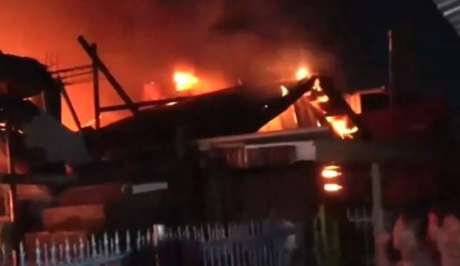 Kebakaran di Makassar Tewaskan Seorang Anak, Delapan Rumah Hangus Terbakar
