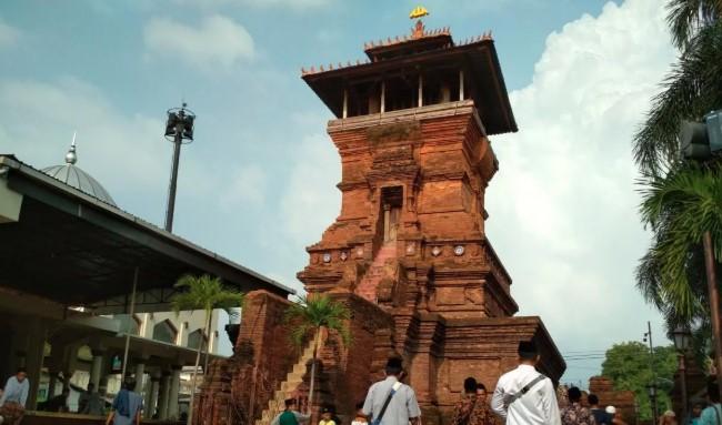 Ribuan Peziarah Padati Makam Sunan Kudus Meski Libur Sekolah Telah Usai