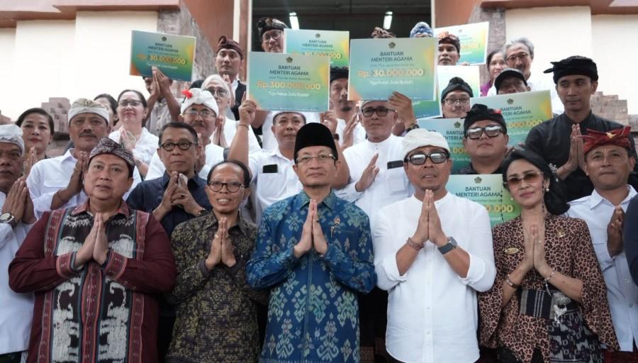 Menag Kunjungi Korban Banjir di Bali, Salurkan Bantuan Rp300 Juta untuk Warga dan Pura