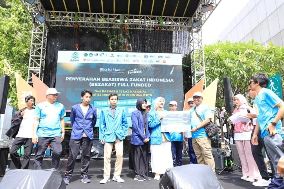Kemenag Serahkan Beasiswa Zakat Rp16,85 Miliar dan Resmikan 35 Kampung Zakat