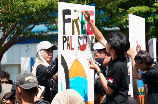 Ribuan Mahasiswa Baru UMSurabaya Lukis The Wall of Peace, Suarakan Perdamaian Global di Hari Perdamaian Internasional