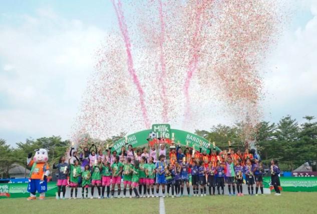 Sepak Bola Putri Bandung Bangkit, Ribuan Siswi Ikut Turnamen MilkLife Soccer Challenge 2025-2026