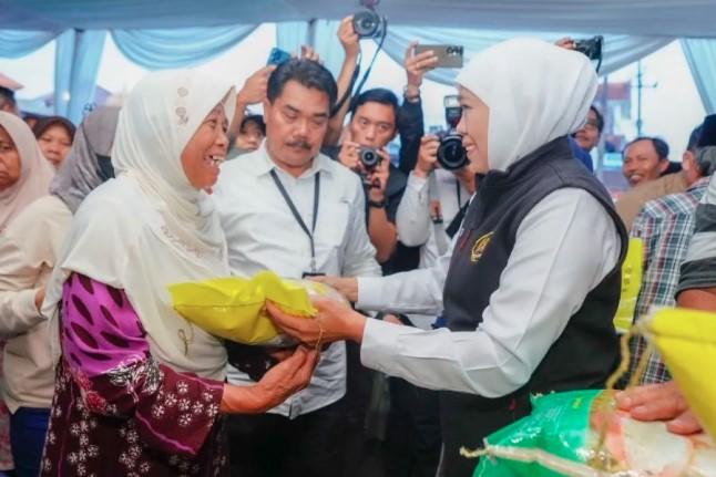 Gubernur Khofifah Hadir di Pasar Murah Mojokerto, Warga Dapat Beras dan Telur dengan Harga Miring