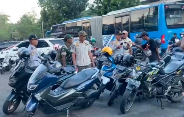 Petugas Gabungan Tertibkan Parkir Liar dan Meja Dagangan di Jalan Mayjen Sutoyo Jakarta Timur
