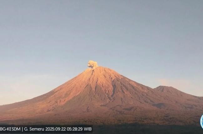 Gunung Semeru Meletus Beberapa Kali dalam Sehari, PVMBG Imbau Warga Waspada Bahaya Lahar dan Awan Panas