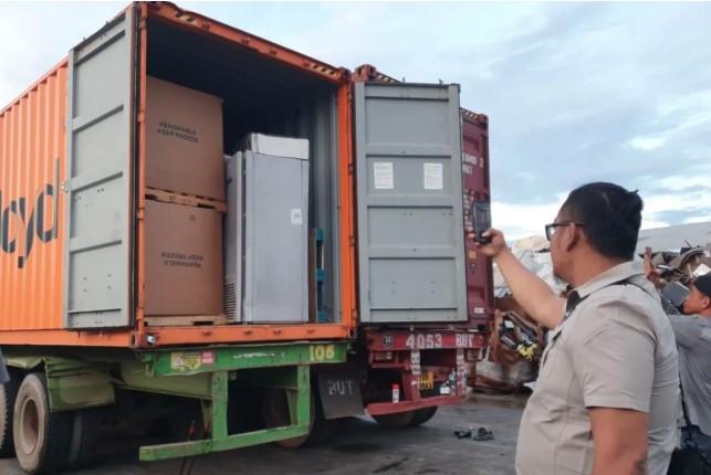 KLH Tindak Impor Limbah B3 Ilegal di Batam, Enam Kontainer Asal AS Akan Dire-ekspor