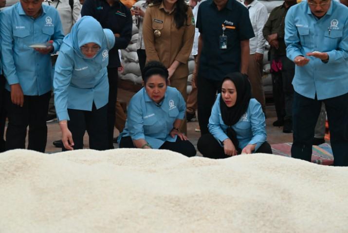 Sidak ke Gudang Bulog Ternate, Komisi IV DPR Temukan Beras Bantuan Tak Layak Konsumsi