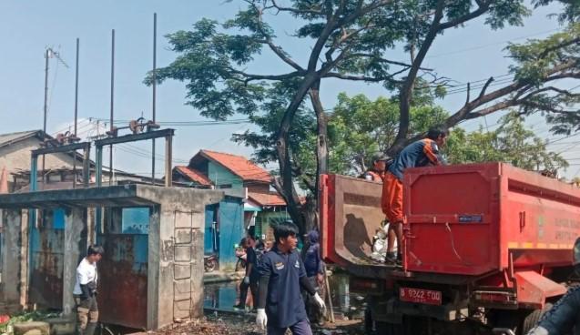 DLH Bekasi Gelar Aksi Bersih Pintu Air dan Irigasi untuk Peringati World Cleanup Day 2025