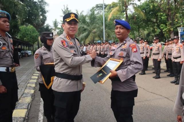 Remaja Terselamatkan Saat Terseret Arus di Pantai Mutiara, Lima Personel Satpolairud Terima Penghargaan