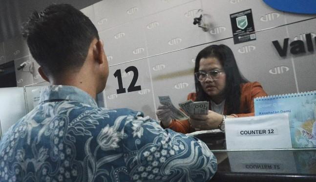 Rupiah Melemah 42 Poin ke Rp16.726 per Dolar AS