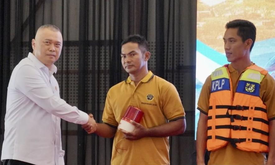 Menhub Bagikan Ratusan Dokumen dan Alat Keselamatan Berlayar bagi Nelayan di Banjarmasin