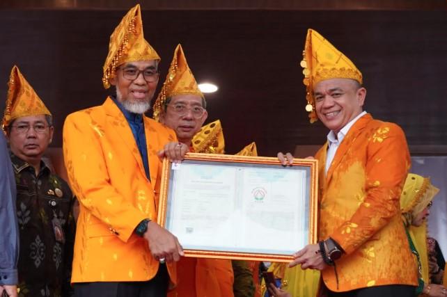 HUT ke-47 Kota Palu, Ditjen KI Serahkan Sertifikat Kekayaan Intelektual sebagai Bentuk Dukungan Ekonomi Kreatif Daerah