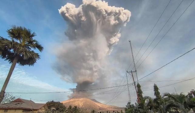 Aktivitas Gunung Merapi Meningkat, BNPB Tetapkan Status Siaga dan Imbau Kesiapsiagaan Warga