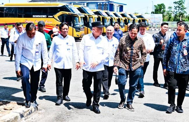 Menhub Pastikan Keamanan Transportasi di Banjarmasin, Tinjau Terminal, Pelabuhan, dan Layanan Trans Banjarbakula