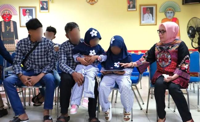 Menteri PPPA Pertemukan Kembali Anak Korban Kekerasan dengan Keluarga: “Anugerah Luar Biasa”