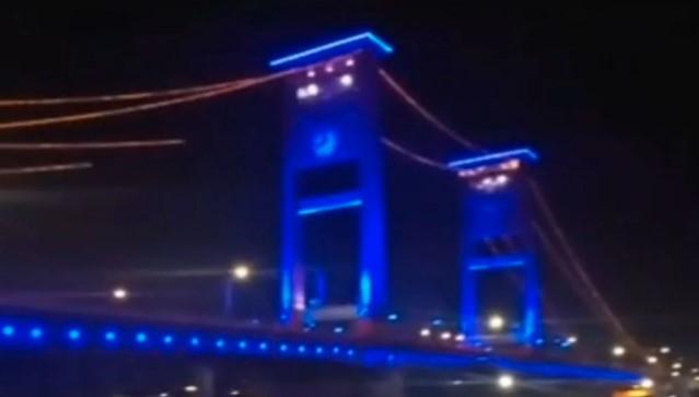 Jembatan Ampera Menyala Biru, Palembang Dukung Peringatan Hari Bahasa Isyarat Internasional
