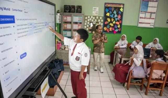 Teknologi Papan Interaktif Mulai Digunakan di Sekolah, Siswa Nilai Pembelajaran Jadi Lebih Menyenangkan