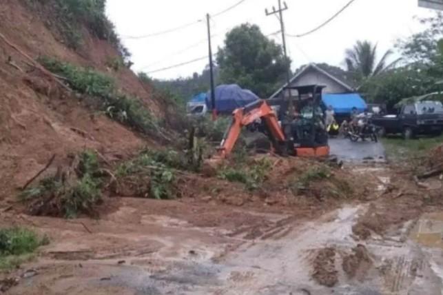858 Warga Masih Terisolasi Akibat Longsor di Sidenreng Rappang, BNPB: Akses Jalan Terputus Total