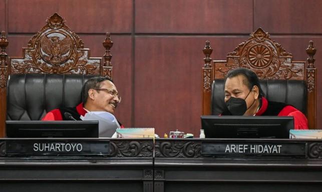 Kabar Hukum Terkini: Penggeledahan Rumah Gubernur Kalbar, Tokoh Agama Bekasi Terancam 15 Tahun, dan Putusan MK Soal Syarat Ca