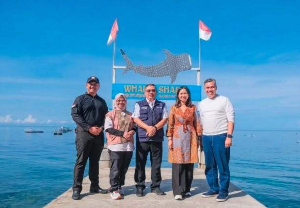 Wamenparekraf Ajak Jaga Kelestarian Hiu Paus Botubarani, Dorong Wisata Alam Berkelanjutan