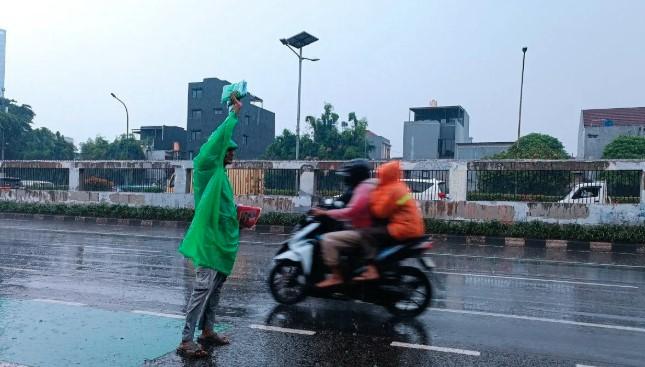 Prakiraan Cuaca BMKG: Sebagian Besar Wilayah Indonesia Akan Diguyur Hujan Ringan hingga Petir, Waspadai Banjir Rob
