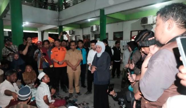 Khofifah Pastikan Seluruh Biaya Pengobatan Korban Runtuhnya Musala Ponpes Al Khoziny Ditanggung Pemerintah