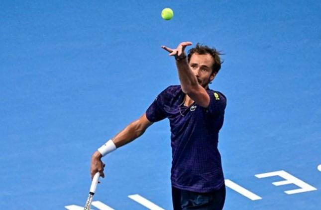Medvedev Kalahkan Zverev dan Lolos ke Semifinal ke-60, Siap Hadapi Tien di China Open 2025