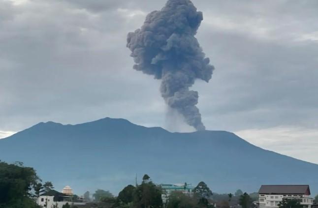 Gunung Marapi Erupsi, PVMBG Ingatkan Bahaya Lahar Dingin dan Larangan Aktivitas di Radius 3 Km