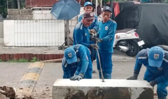 Satgas SDA Ciracas Lakukan Normalisasi Saluran Air di Kelapa Dua Wetan, Cegah Genangan saat Musim Hujan