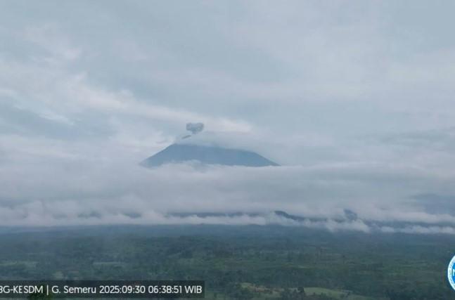 Gunung Semeru Erupsi Lima Kali dalam Sehari, PVMBG Imbau Warga Waspada Bahaya Lahar dan Awan Panas
